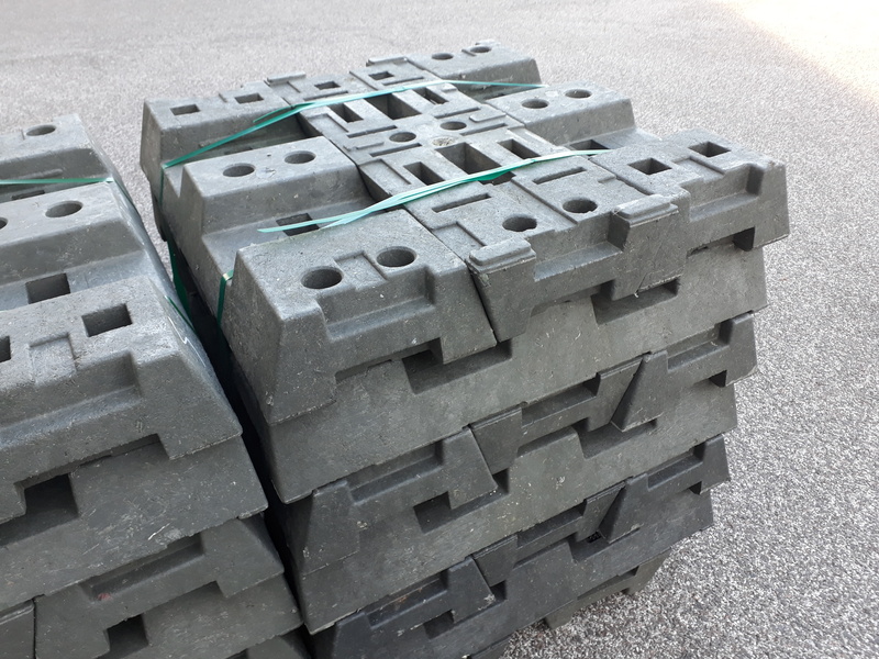 Plastic foot for mobile fencing